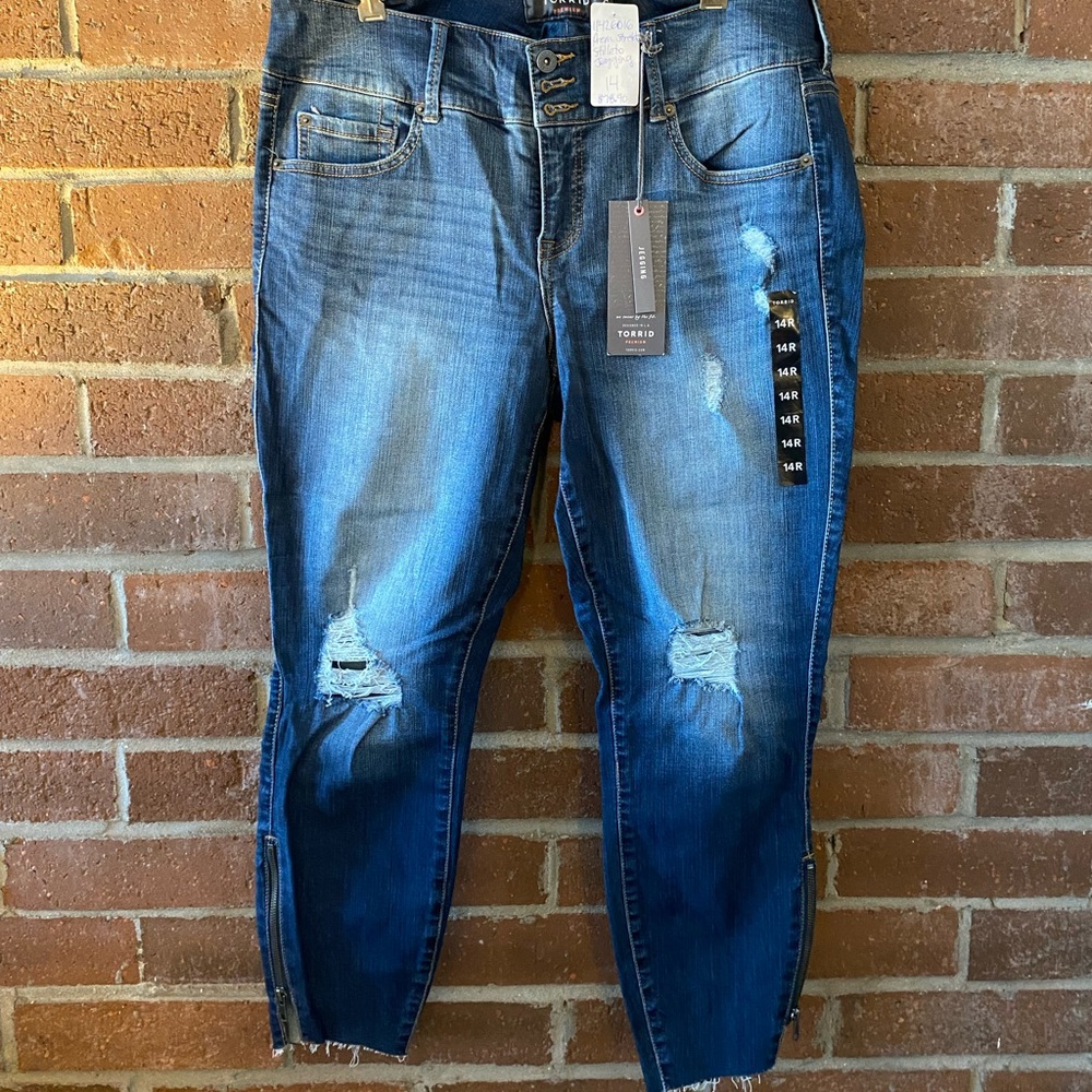 Brand new with tags Torrid Premium stiletto jeggings with ankle zips. Size 14